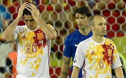 Aduriz e Iniesta se lamentan del gol de Perisic. Aduriz e Iniesta se lamentan del gol de Perisic.