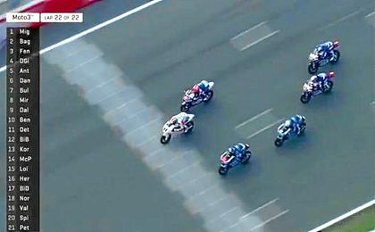 La carrera se decidió en la última vuelta. La carrera se decidió en la última vuelta.
