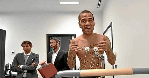 Alves pasando el reconocimiento médico Alves pasando el reconocimiento médico