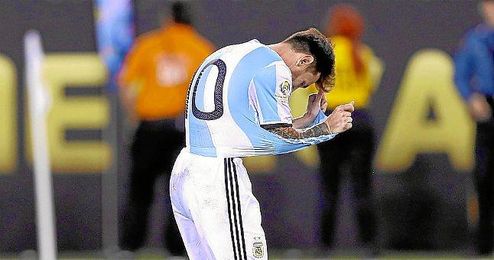 Messi se lamenta tras el penalti fallado Messi se lamenta tras el penalti fallado