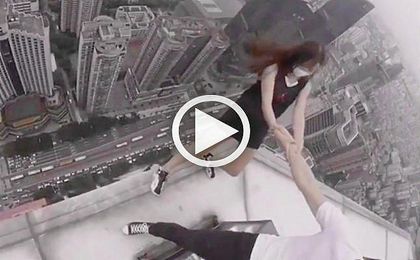 La pareja china que se ha hecho viral jugándose la vida La pareja china que se ha hecho viral jugándose la vida