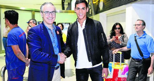 Miguel Torrecilla recibió a Aissa Mandi en el aeropuerto de San Pablo en la mañana de ayer, antes de acompañarlo a la clínica Nisa. Miguel Torrecilla recibió a Aissa Mandi en el aeropuerto de San Pablo en la mañana de ayer, antes de acompañarlo a la clínica Nisa.