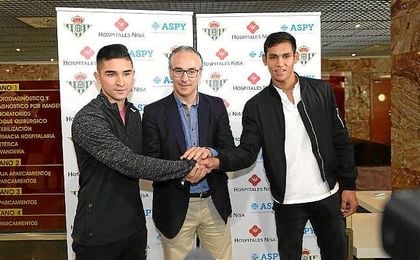 Mandi y Felipe Gutiérrez, junto a Miguel Torrecilla tras pasar las pruebas médicas. Mandi y Felipe Gutiérrez, junto a Miguel Torrecilla tras pasar las pruebas médicas.