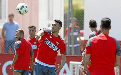 Iborra, en un entrenamiento con el Sevilla. Iborra, en un entrenamiento con el Sevilla.