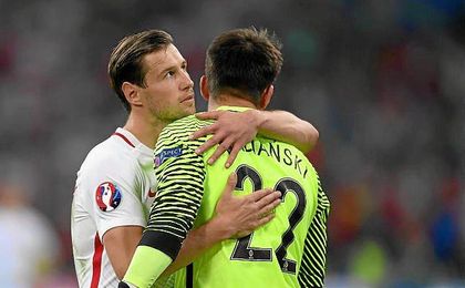 Gregorz Krychowiak dando ánimos a Fabia?ski tras caer eliminados ante Portugal. Gregorz Krychowiak dando ánimos a Fabia?ski tras caer eliminados ante Portugal.