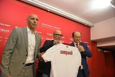 Sampaoli, junto a Monchi y Castro en su presentación. Sampaoli, junto a Monchi y Castro en su presentación.