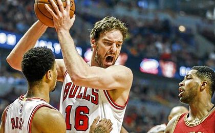 Gasol se hace con un rebote con firmeza Gasol se hace con un rebote con firmeza