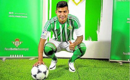 Nahuel es, hasta el momento, el último futbolista español que ha firmado por el Betis. Nahuel es, hasta el momento, el último futbolista español que ha firmado por el Betis.