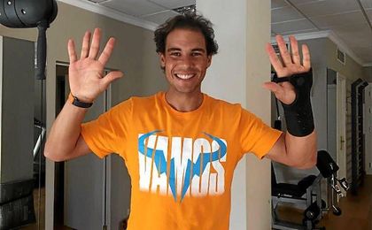 Nadal, con una muñequera en su extremidad lesionada, evoluciona para los Juegos. Nadal, con una muñequera en su extremidad lesionada, evoluciona para los Juegos.