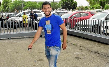 Dani Pacheco accediendo a las oficinas del Benito Villamarín en junio de 2015. Dani Pacheco accediendo a las oficinas del Benito Villamarín en junio de 2015.