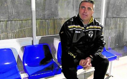 Rarra deja de ser entrenador del Arahelense. Rarra deja de ser entrenador del Arahelense.