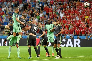 Cristiano adelantó a Portugal con este testarazo. Cristiano adelantó a Portugal con este testarazo.