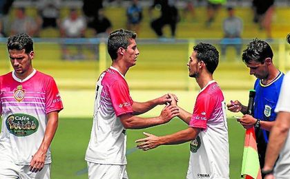 José Romero (izquierda) sale del terreno de juego sustituido por Edu Calderón. José Romero (izquierda) sale del terreno de juego sustituido por Edu Calderón.