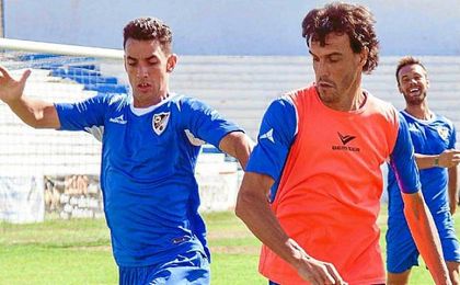 Chico (derecha), jugador más veterano de Primera, Segunda y Segunda B. Chico (derecha), jugador más veterano de Primera, Segunda y Segunda B.