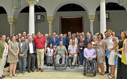 Javier Millán, de Ciudadanos, estuvo presente entre los integrantes del acto en el Parlamento. Javier Millán, de Ciudadanos, estuvo presente entre los integrantes del acto en el Parlamento.
