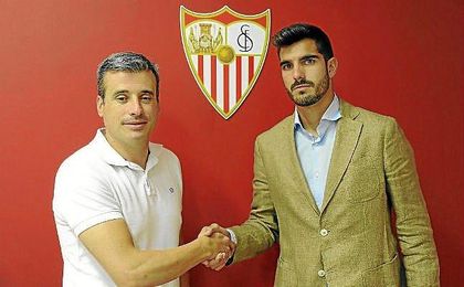 Bernardo Cruz, tras renovar con el Sevilla. Bernardo Cruz, tras renovar con el Sevilla.