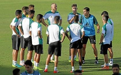 Poyet, tendrá mucho trabajo en esta pretemporada Poyet, tendrá mucho trabajo en esta pretemporada
