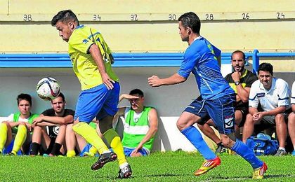 Dani Casado (izquierda) controla el balón ante la presión del sanjuanero Nerva. Dani Casado (izquierda) controla el balón ante la presión del sanjuanero Nerva.