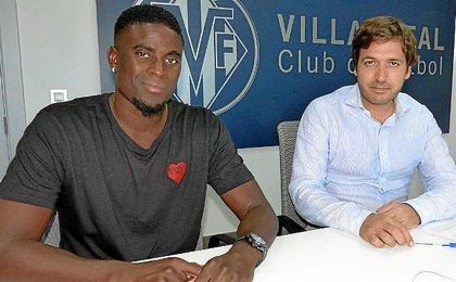 Alfred N´Diaye en el momento de la firma de su nuevo contrato con los castellonenses. Alfred N´Diaye en el momento de la firma de su nuevo contrato con los castellonenses.