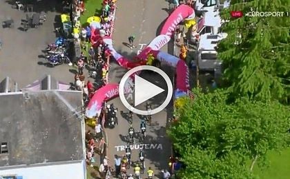 Cae la pancarta del último kilómetro al paso del pelotón de favoritos del Tour Cae la pancarta del último kilómetro al paso del pelotón de favoritos del Tour