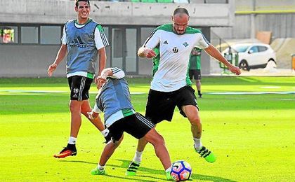 Westermann sigue siendo un descarte y el club le busca una salida. Westermann sigue siendo un descarte y el club le busca una salida.