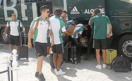 El autobús oficial del Real Betis, a su llegada al Hotel Westin La Quinta de Marbella. El autobús oficial del Real Betis, a su llegada al Hotel Westin La Quinta de Marbella.