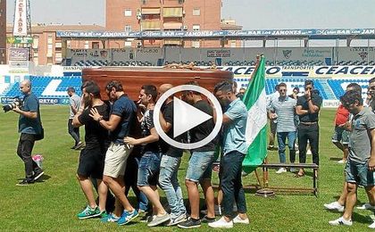Emotivo adiós a Fran Carles en Linares Emotivo adiós a Fran Carles en Linares
