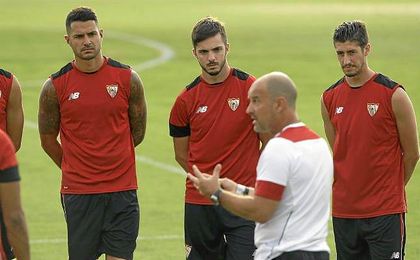Vitolo escucha las indicaciones de Jorge Desio. Vitolo escucha las indicaciones de Jorge Desio.