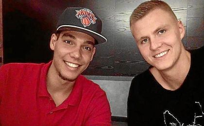 Porzingis felicitó a su "hermano" Willy por su fichaje por los Knicks. Porzingis felicitó a su "hermano" Willy por su fichaje por los Knicks.