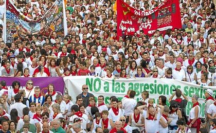 El juez les imputa varios delitos de agresión sexual y un delito de robo con violencia por llevarse el móvil de la mujer. El juez les imputa varios delitos de agresión sexual y un delito de robo con violencia por llevarse el móvil de la mujer.