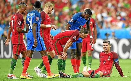 Ronaldo no pudo continuar tras una entrada de Payet. Ronaldo no pudo continuar tras una entrada de Payet.