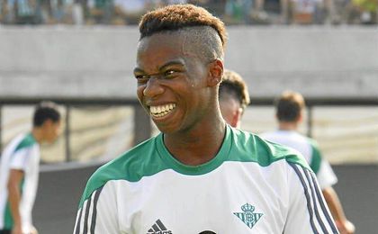 Musonda, sonriente en el primer entrenamiento del Betis. Musonda, sonriente en el primer entrenamiento del Betis.