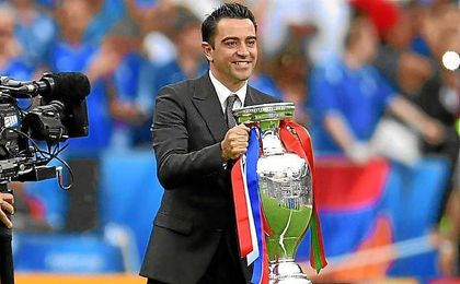 Xavi Hernández, entregando la copa. Xavi Hernández, entregando la copa.