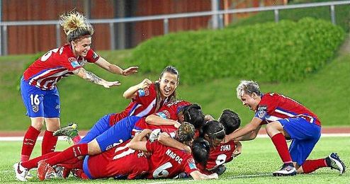 El equipo de féminas celebrando un gol. El equipo de féminas celebrando un gol.