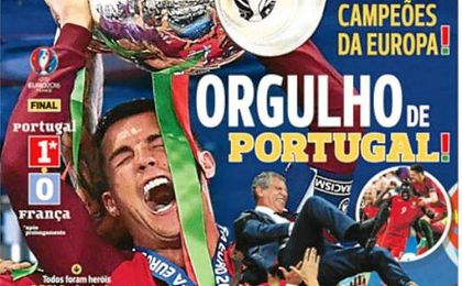 Cristiano alza la copa en la portada de ´A bola´. Cristiano alza la copa en la portada de ´A bola´.