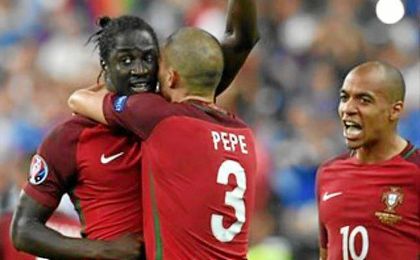 Pepe celebra el gol conseguido en la prórroga por su compañero Eder. Pepe celebra el gol conseguido en la prórroga por su compañero Eder.