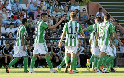 Abultada victoria del Betis por 0-7 al CD El Palo. Abultada victoria del Betis por 0-7 al CD El Palo.