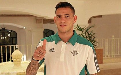 Sanabria posa feliz como bético Sanabria posa feliz como bético