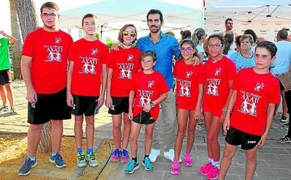 Kevin López posa con algunos de los aficionados loreños tras la inauguración del monolito. Kevin López posa con algunos de los aficionados loreños tras la inauguración del monolito.