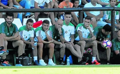 Tres de los fichajes: Durmisi (segundo por la izquierda, junto a Portillo), Felipe Gutiérrez y Sanabria, en el banquillo ante El Palo. Tres de los fichajes: Durmisi (segundo por la izquierda, junto a Portillo), Felipe Gutiérrez y Sanabria, en el banquillo ante El Palo.