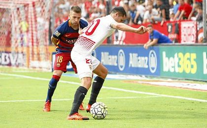 Vitolo y Jordi Alba durante el Sevilla-Barcelona de la pasada Liga. Vitolo y Jordi Alba durante el Sevilla-Barcelona de la pasada Liga.