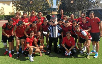 El Sevilla se fotografió con Mickey. El Sevilla se fotografió con Mickey.