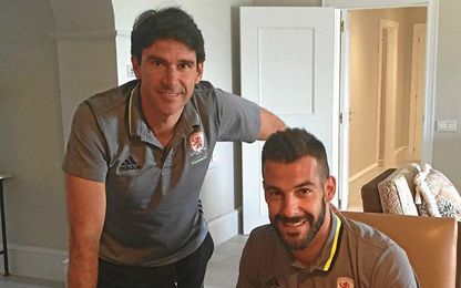 Negredo firma junto a Karanka. Negredo firma junto a Karanka.