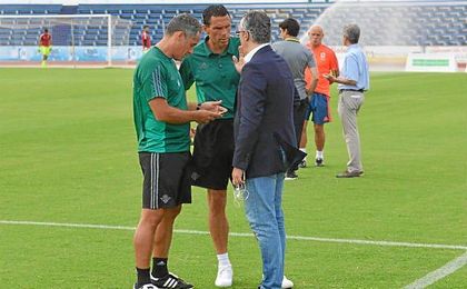 Poyet charla con Torrecilla, antes del partido ante el Middlesbrough. Poyet charla con Torrecilla, antes del partido ante el Middlesbrough.