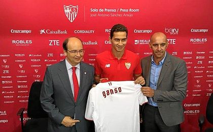 Ganso, junto a Castro y Monchi, en su presentación. Ganso, junto a Castro y Monchi, en su presentación.
