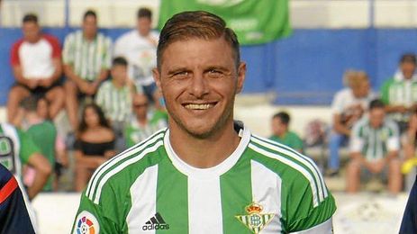 El portuense, posando como capitán verdiblanco. El portuense, posando como capitán verdiblanco.