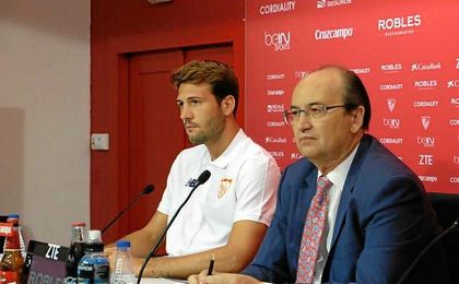"Puede ocurrir que fichemos a más futbolistas o puede que lleguen más ofertas por jugadores nuestros". "Puede ocurrir que fichemos a más futbolistas o puede que lleguen más ofertas por jugadores nuestros".