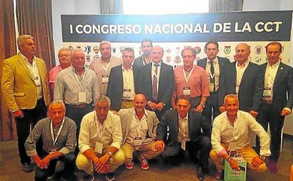 Los equipos sevillanos estuvieron ampliamente representados en la Comisión de Clubes de Tercera división, algo que les llenó de orgullo. Los equipos sevillanos estuvieron ampliamente representados en la Comisión de Clubes de Tercera división, algo que les llenó de orgullo.