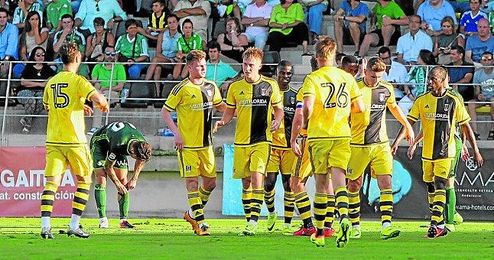 Woodrow, felicitado por sus compañeros tras firmar el 1-1. Woodrow, felicitado por sus compañeros tras firmar el 1-1.