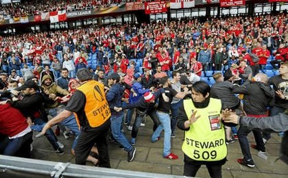 Sevilla, sancionado con 17.000 euros por disturbios en la grada en la final de Basilea Sevilla, sancionado con 17.000 euros por disturbios en la grada en la final de Basilea